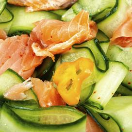 Salade de concombre au saumon fumé