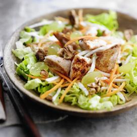 Salade au poulet, raisins blancs et noix