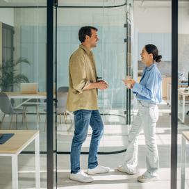 Au travail, 8 employés sur 10 ont déjà flirté ou vécu une relation amoureuse