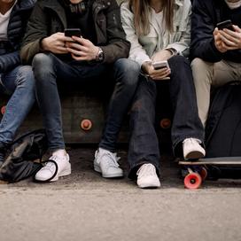 «Ils tombent des nues en découvrant qu’ils ont passé 6 heures sur TikTok» : comment éduquer nos ados aux risques du numérique ?