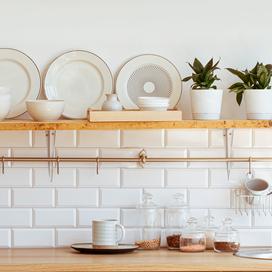 La crédence en carrelage dans la cuisine, c’est fini : voici 3 alternatives faciles et innovantes