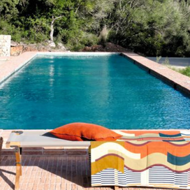 Visite d’une sublime bâtisse à Minorque, entre roches brutes et couleurs pepsy