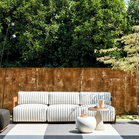 Transats et canapés : la rayure fait son grand retour au bord des piscines