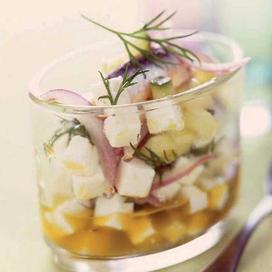 Salade de concombre, chèvre et anchois