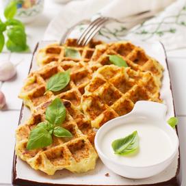 Gaufres salées et crème fouettée à l'ail