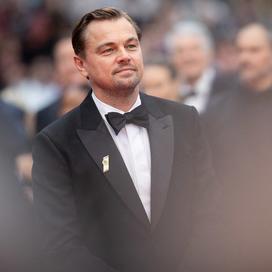 Qui est l’homme camouflé que tout le monde présente comme Leonardo DiCaprio à l’aéroport de Nice ?