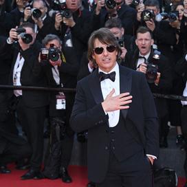 Tom Cruise s’arrête longuement devant les barrières de sécurité pour rencontrer ses fans à Cannes