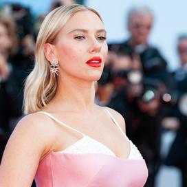 Toutes ces fois où Scarlett Johansson a monté avec glamour les marches du Festival de Cannes