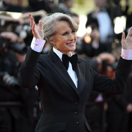 Andie MacDowell en parfait gentleman : un affront aux règles du Festival ?