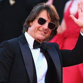 À moto et lunettes aviateur, le sosie de Tom Cruise trompe les fans sur la Croisette