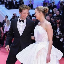 Robert Pattinson, un dindon et Jennifer Lawrence : la montée des marches qui aurait pu être glamour à Cannes