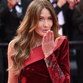 L’arrivée de Charlotte Gainsbourg en bus, la fille de Kate Winslet, le fils de «Schwarzy»... Sensationnelle montée des marches pour le film de Wes Anderson