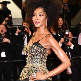 Moulée dans un corset doré Dolce & Gabbana, Naomi Campbell signe une apparition sensationnelle à Cannes