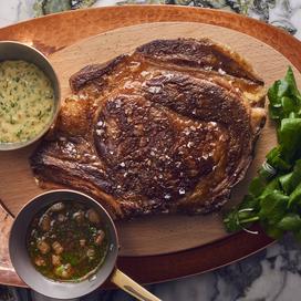 Côte de bœuf cuite sur la braise, sauce au poivre