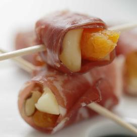 Rolls bresaola aux abricots et Saint-Nectaire