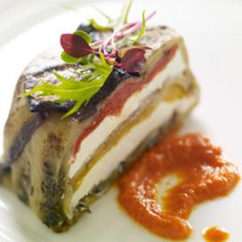 Tourte d'aubergine au chèvre, sauce miel-harissa