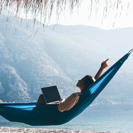 «J’ai besoin de ne pas bouger. Zéro mouvement, zéro avion, zéro orga» : à quoi ressemblent les étés des dirigeantes, et autres hyperactives ?