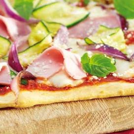 Pizza jambon, mozzarella, copeaux de courgettes