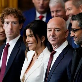 «Ils ont un rôle d’incarnation, un peu comme nos rois jadis incarnaient l’État» : jusqu’où iront Jeff Bezos, Elon Musk et autres magnats de la tech ?