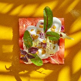 Salade de pastèque, chèvre frais et pistache