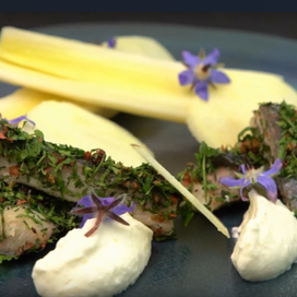 Anguille fumée, poireaux fondants et chantilly au raifort