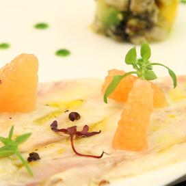 Carpaccio de bar mariné aux agrumes, tartare d’huître, et poivre du Timut