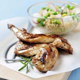 Lapin grillé et salade de quinoa et de légumes printaniers