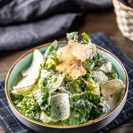 Salade croquante, tuiles de parmesan et jambon