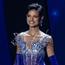 «Ça change des costumes Moulin Rouge», «Enfin un choix audacieux» : Ève Gilles fait l’unanimité en Jeanne d’Arc au concours Miss Univers