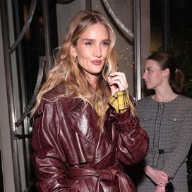 À Londres, cette soirée scintillante réunit les stars au pied du sapin