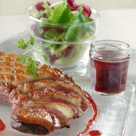 Magret de canard rôti à la gelée de cerises acidulées