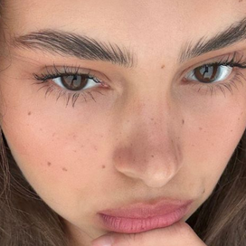 The Ordinary vient de créer le rehaussement de cils sans mascara, ni rendez-vous en institut