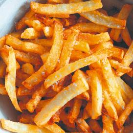 « Disons que les Parisiens l’ont vue naître et les Belges l’ont vue grandir » : petite histoire croustillante de la frite