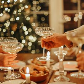 Sans alcool, les fêtes sont plus folles : que boire, de l’apéritif jusqu’au dessert ?