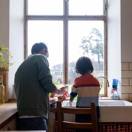 «Mon père montait le son de la télé quand je lui racontais ma journée» : grandir avec des parents toxiques, entre souffrance et culpabilité