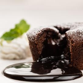 Fondant au chocolat, ananas caramélisé, crème au rhum
