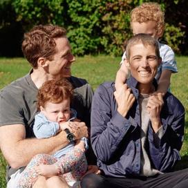 Cette émouvante photo de Tatiana Schlossberg entourée de son mari et de ses enfants, prise trois mois avant sa mort