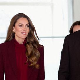 Kate Middleton rayonne dans un élégant tailleur bordeaux, lors de sa visite surprise à l’hôpital Charing Cross