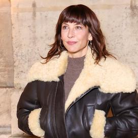 Sophie Marceau crée la surprise au défilé Jacquemus à Paris