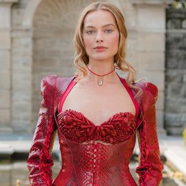 Margot Robbie en audacieux corset à imprimé serpent, icône gothique pour Hurlevent