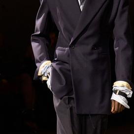 Le secret derrière les manches retroussées, ce détail que les puissants adoptent sans le dire