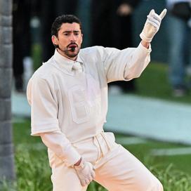 La symbolique derrière le total look blanc de Bad Bunny au Super Bowl
