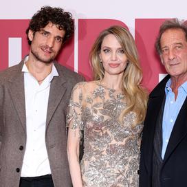 Angelina Jolie éblouit Paris dans une robe transparente à l’avant-première de Coutures