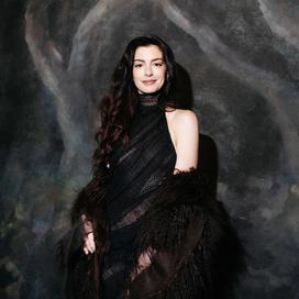 Anne Hathaway signe une arrivée sensationnelle au défilé Ralph Lauren à New York