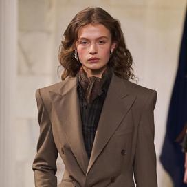 Comment cette couleur détrône silencieusement le noir dans nos dressings