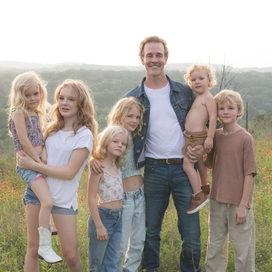 Au‑delà de Dawson : James Van Der Beek, marié depuis 15 ans et père de 6 enfants