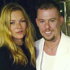Ce costume blanc d’Alexander McQueen vaut-il plus cher grâce aux traces de brûlures de la cigarette de Kate Moss ?