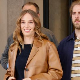 Mariage sous la neige : les noces de Maya Hawke à New York entourée de ses parents et du casting de Stranger Things