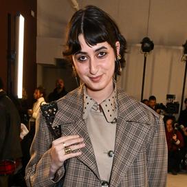 Rama Duwaji, l’épouse du maire Zohran Mamdani, fait sensation en front row à la Fashion Week de New York