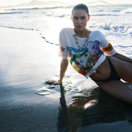 Eloge de l'onde. Les maillots surfent sur une vague cool et sensuelle. Cap sur l'été ! Tee-shirt et collier, Monoki. Bas de maillot de bain, Simone Pérèle. Réalisation Julie Gillet. Coiffure et maquillage Maud Eigenheer. Mannequin : Olivia Aarnio, (Oui Management).